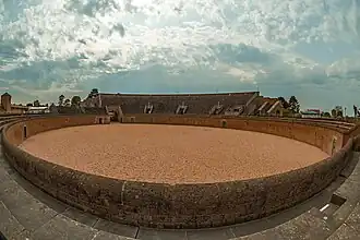 Blick in die rekonstruierte Arena über die Ränge