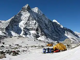 Amphu Middle mit seiner Nordostseite. Zu sehen ist links der 6205 m hohe Ostgipfel sowie rechts davon der 6238 m hohe Hauptgipfel. Das Foto wurde vom Basislager des Island Peaks aus aufgenommen.