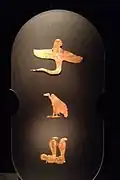 An der Mumie gefundene Amulette aus Goldblech