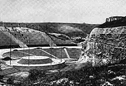 Postkarte aus den 1940er Jahren mit der Feierstätte der Schlesier, oben rechts das Ehrenmal Annaberg.