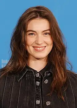 Anamaria Vartolomei spielt Adams Mutter Rebecca und Léa Drucker die Kinderkrankenschwester Lucy