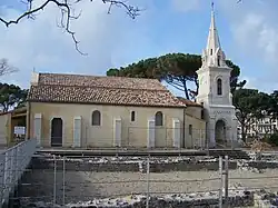 Kirche Saint-Éloi mit römischer Ausgrabung im Vordergrund.