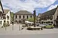 Marktplatz mit Mairie und Richardisbrunnen