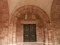Vorhalle mit romanischem Portalfries und Tympanon