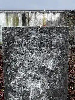 André Ratti (1935–1986) Lektor, Journalist, Moderator und Redaktor beim Schweizer Fernsehen (SRF), erster Präsident der Aids-Hilfe Schweiz. Ehrengrab auf dem Friedhof Hörnli, Riehen, Basel-Stadt