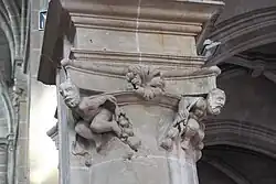 Kapitell mit männlichen Figuren