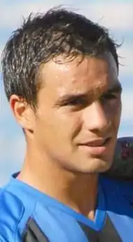 Leicht seitliche Gesichtsaufnahme mit Blickrichtung nach rechts.