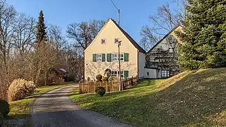 Ehemaliges Jagdhaus im Vorburg-Bereich; rechts im Bild: Wallansatz der Absicherung zum Hochplateau