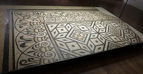 Polychromes Mosaik mit geometrisch-floralen Dekor, Ende des 2. Jahrhunderts.