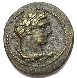 Messingmünze von Ankyra, 198–217 n.&nbsp;Chr., Avers Bildnis des Caracalla, Revers mit Altar, darum Stadtname