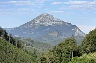 Ötscher, Ansicht von Annaberg (15&nbsp;km östlich) rechts der markante Ostgrat („Rauer Kamm“)