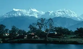 Lamjung Himal (rechts im Bild), in der Bildmitte Annapurna II, links Annapurna IV
