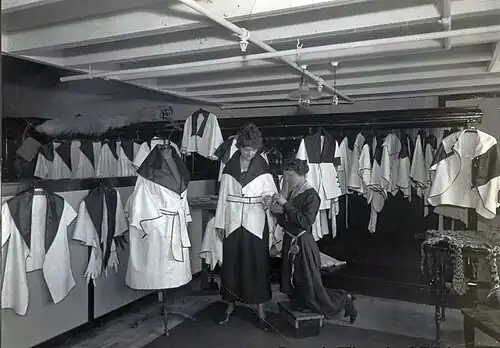 Direktrice mit Nesselschnitten