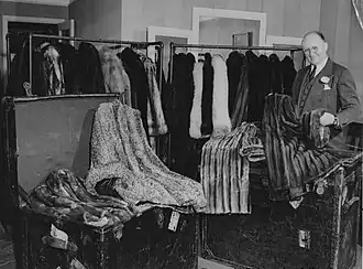 Der Reisende H. Maxwell mit drapierten Pelzen