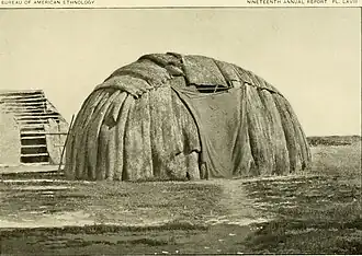 Mit einer Decke verschlossener Wigwam