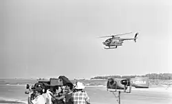 Ein MD 500 Defender Mehrzweck-Hubschrauber der 190. Staffel „Magic Touch“ bei einer Flugshow 1981