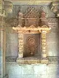 Wandnische mit kalasha-Motiv