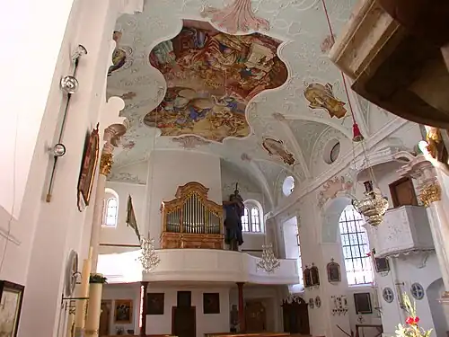 Deckenfresko und Orgel