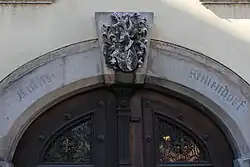 Das Flachbogenportal des Ansitzes Stillendorf, mittig mit Wappenkartusche Zallinger-Thurn