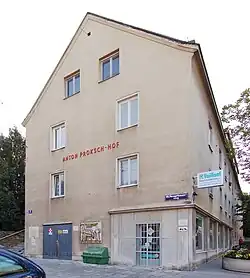 Eingang zum Anton Proksch-Hof an der Grinzinger Straße 54