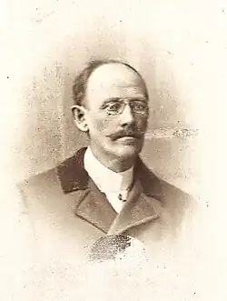 Altes Porträtfoto von Anton Zingerle, Mann mit Brille, Bart und im Anzug.