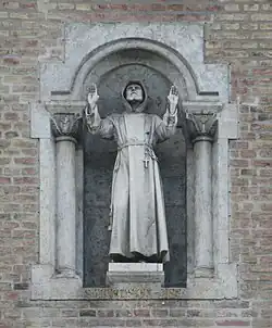 Statue des Franz von Assisi in der Nordfassade der Antoniuskirche in München