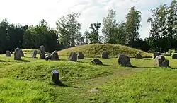 Schiffssetzung und kleiner Hügel