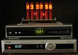 Anzeigen im Vergleich Oben: Nixie-Röhren Mitte: LEDs (7-Seg.) Unten: Fluoreszenzanzeige