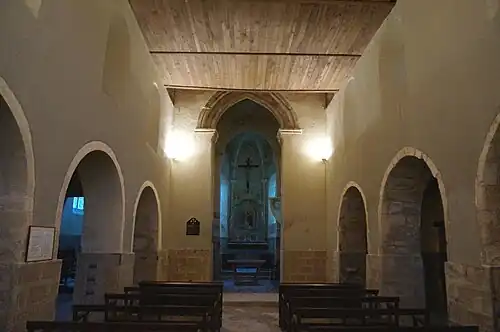 Mittelschiff, Rund­bogen­arkaden der Seiten­schiffe, Spitz­bogen zum Turmjoch