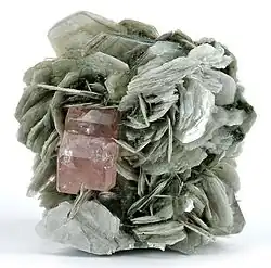 Rosa Apatit auf blättrigem Muskovit aus Chumar Bakhoor, Hunzatal, Pakistan (Größe&nbsp;5,4&nbsp;cm&nbsp;×&nbsp;5,1&nbsp;cm&nbsp;×&nbsp;3,9&nbsp;cm)