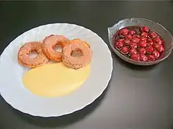 Apfelkiachl mit Zimt und Zucker, Vanillesoße und Kirschkompott