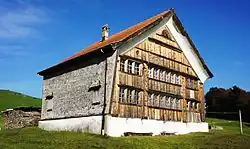 Verschalte Klebdächer an der Seitenwand eines Appenzeller Hauses