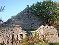 Trullo am Feldrand (mit Trittstufen im Dachbereich)