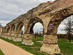 Auf diesem Foto ist das Aquädukt von Gier abgebildet, welches heute noch in vergleichsweise gut erhaltenem Zustand im Ort Chaponost in der Nähe von Lyon zu besichtigen ist.