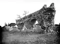 Zum Teil abgetragene Ruine eines römischen Aquädukts bei Fréjus in Frankreich, Fotografie von 1881