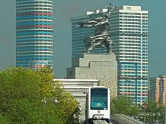 Seitliche Ansicht (im Vordergrund ein Zug der Monorail Moskau)