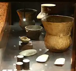 Keramik und Steinbeile