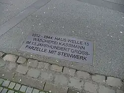 Markierungen im Straßenverlauf