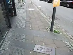 Markierungen im Straßenverlauf