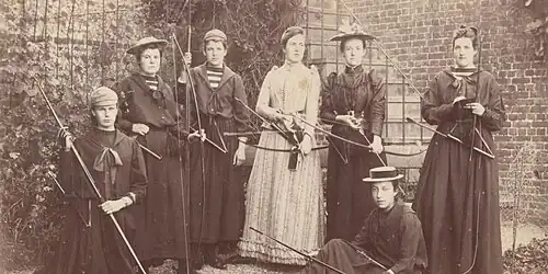 Bogenschießen, in der Mitte Millicent Lawrence, 1895