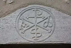 Christusmonogramm auf dem Sturz des Eingangs