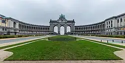 Blick von Westen auf den Triumphbogen im Parc du Cinquantenaire