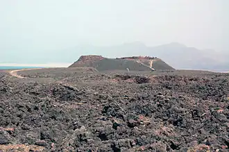 Schlackenkegel des Ardoukôba, im Hintergrund der Assalsee