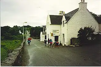 Durchgangsstraße und Hotel in Ardvasar