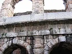 Die antiken Portale 64 und 65 der Arena von Verona, bezeichnet mit LXIIII bzw. LXV