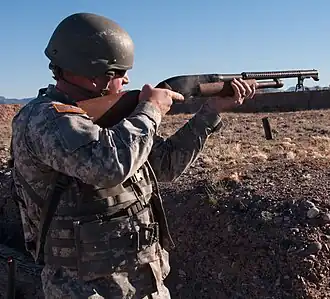 US-Soldat mit Winchester 1200