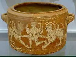 Urne mit geflügelter Figur