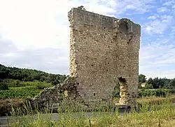 Mauerrest der ehemaligen Kirche Saint-Pierre-del-Lec