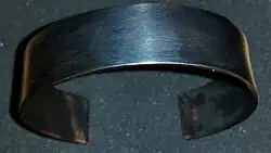 Armreifreplik aus Corinthium aes mit sich deutlich ausbildender Patina