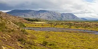 Arnarfell gesehen vom Nationalparkzentrum in Þingvellir